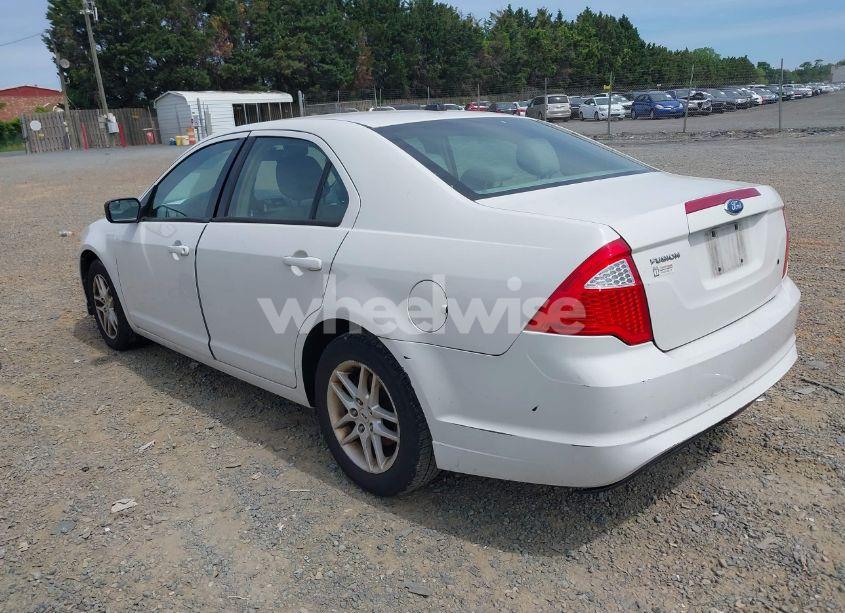 Photo 3 of 2011 Ford Fusion S (VIN 3FAHP0GA4BR268362)