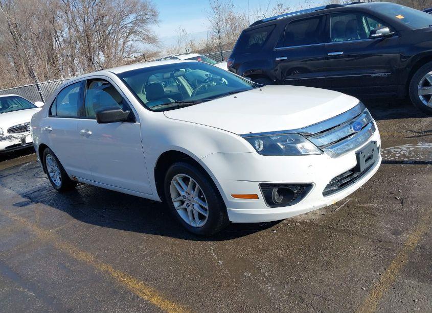 2011 Ford Fusion S (VIN 3FAHP0GA4BR279720) main photo