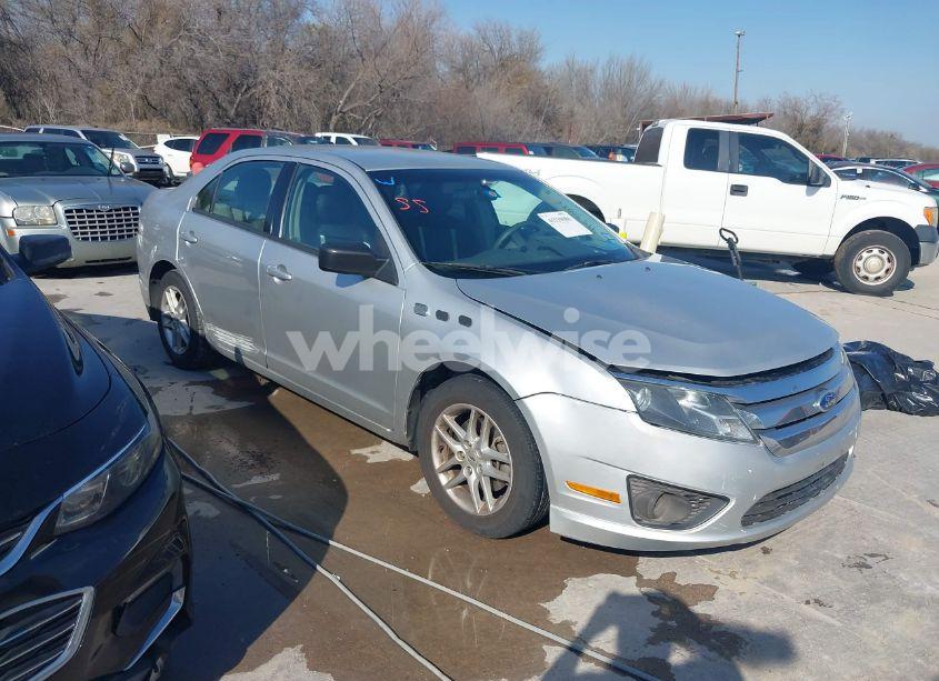 2012 Ford Fusion S (VIN 3FAHP0GA4CR137109) main photo