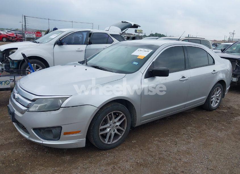 Photo 2 of 2012 Ford Fusion S (VIN 3FAHP0GA5CR364373)