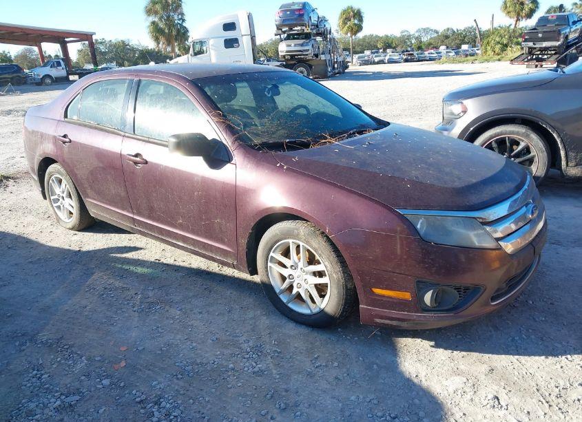 2011 Ford Fusion S (VIN 3FAHP0GA7BR304285) main photo