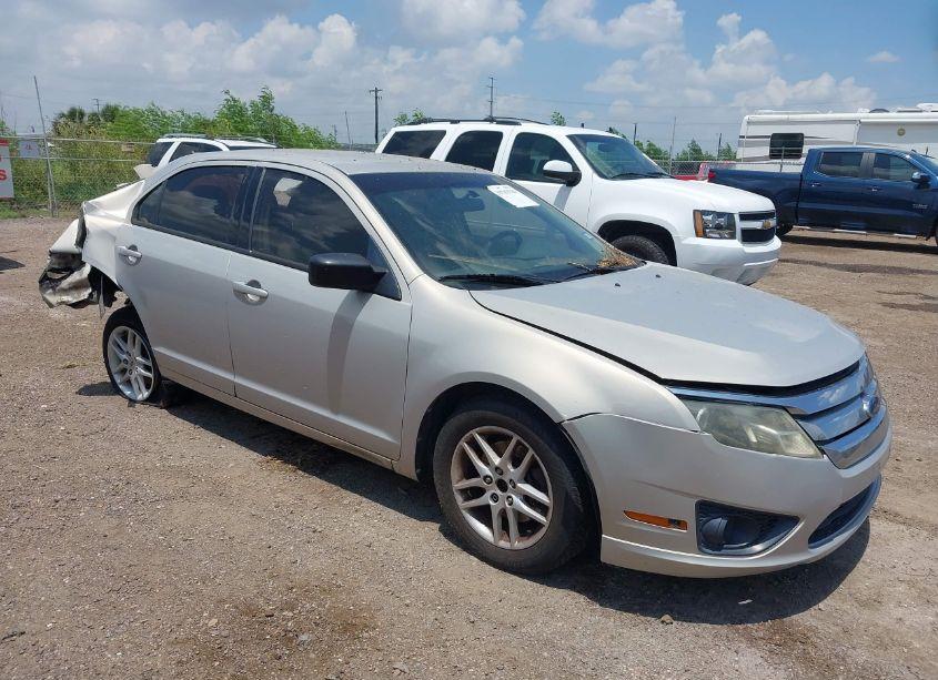 2010 Ford Fusion S (VIN 3FAHP0GA8AR104157) main photo