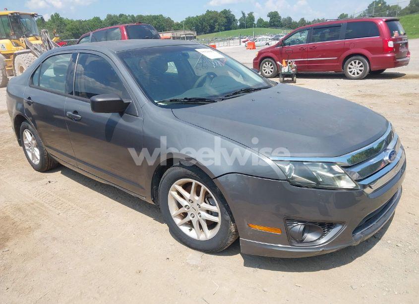 2011 Ford Fusion S (VIN 3FAHP0GA8BR239706) main photo