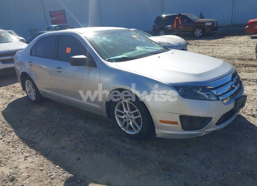 2011 Ford Fusion S (VIN 3FAHP0GA8BR337599) main photo