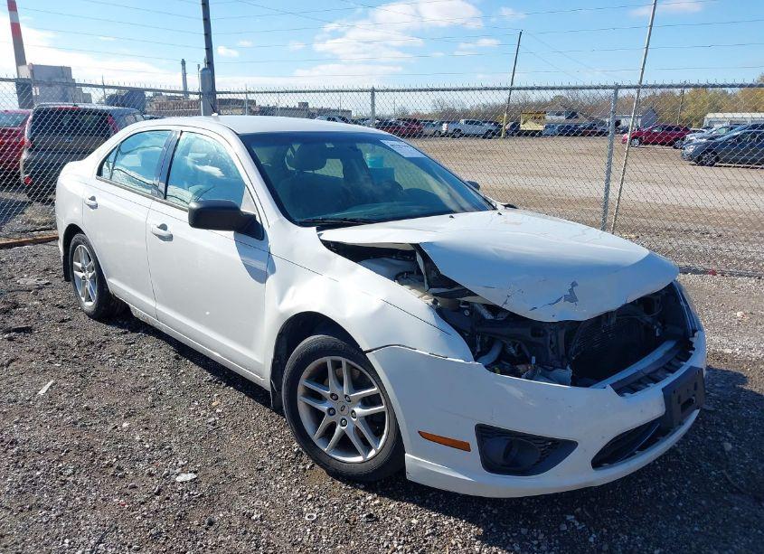 2010 Ford Fusion S (VIN 3FAHP0GA9AR176128) main photo