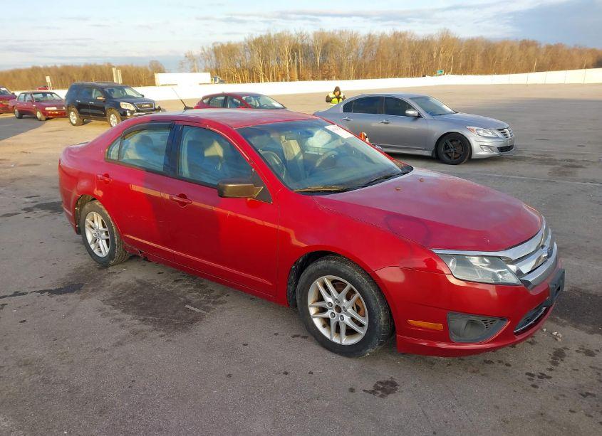 2010 Ford Fusion S (VIN 3FAHP0GAXAR199546) main photo