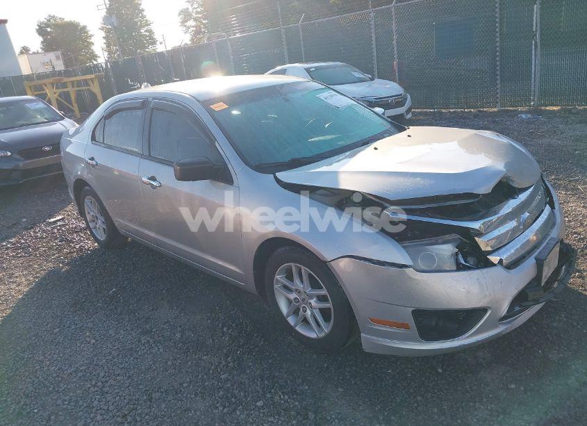 2010 Ford Fusion S (VIN 3FAHP0GAXAR430137) main photo