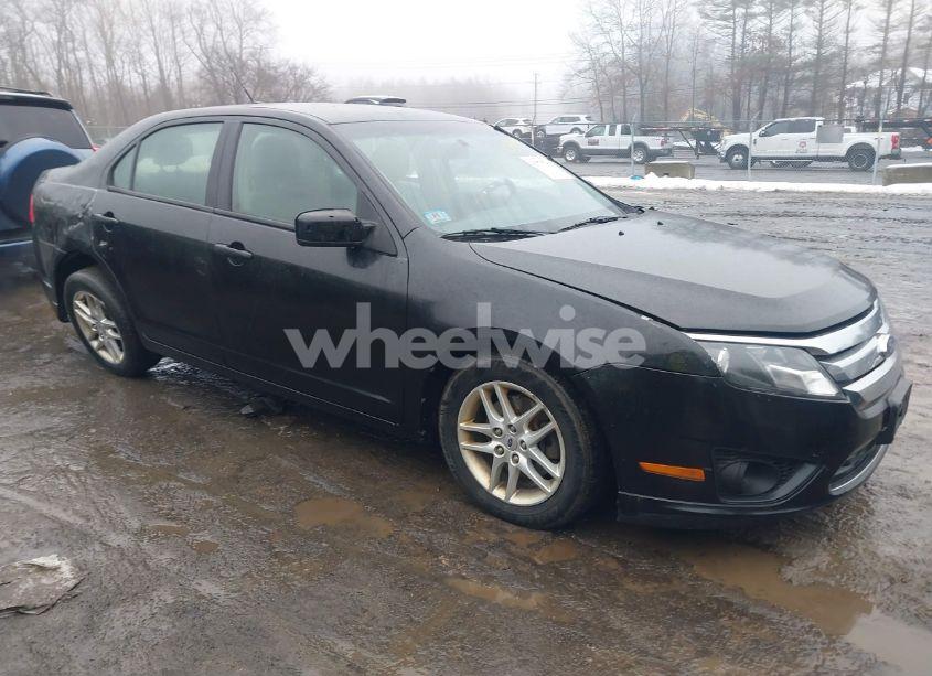 2011 Ford Fusion S (VIN 3FAHP0GAXBR143611) main photo