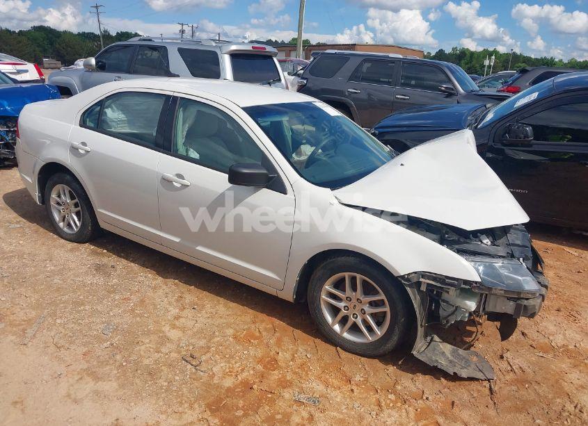 2011 Ford Fusion S (VIN 3FAHP0GAXBR268804) main photo