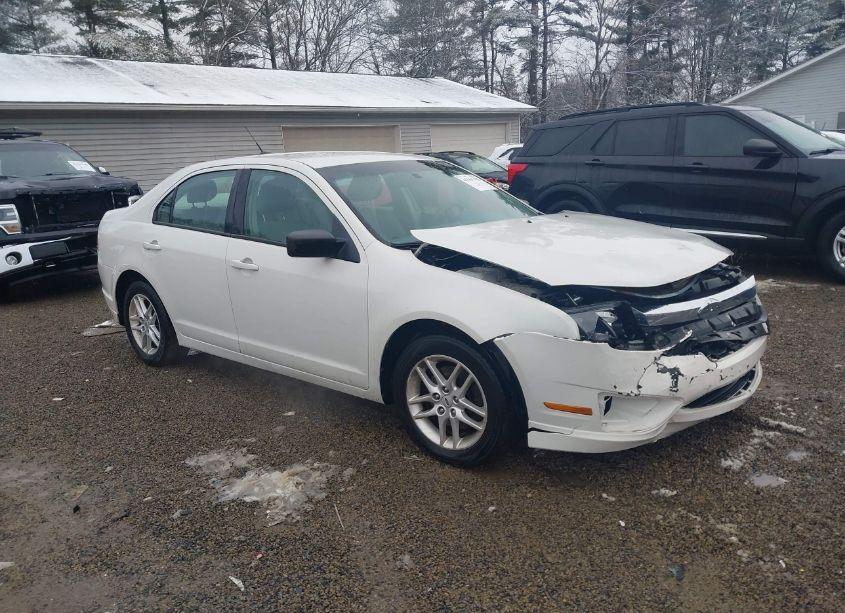 2012 Ford Fusion S (VIN 3FAHP0GAXCR120637) main photo