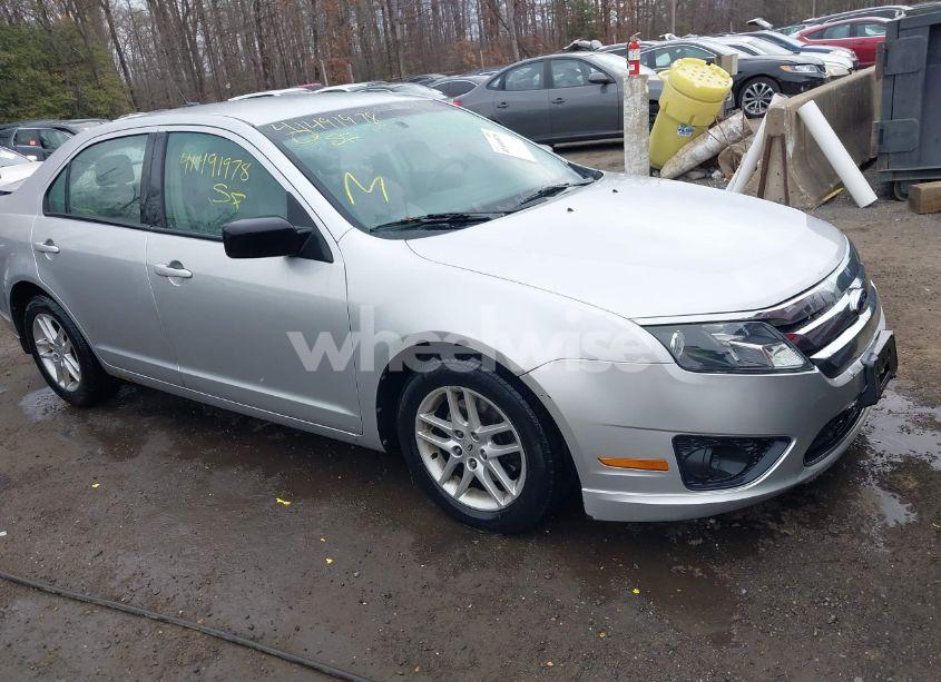 2012 Ford Fusion S (VIN 3FAHP0GAXCR331160) main photo