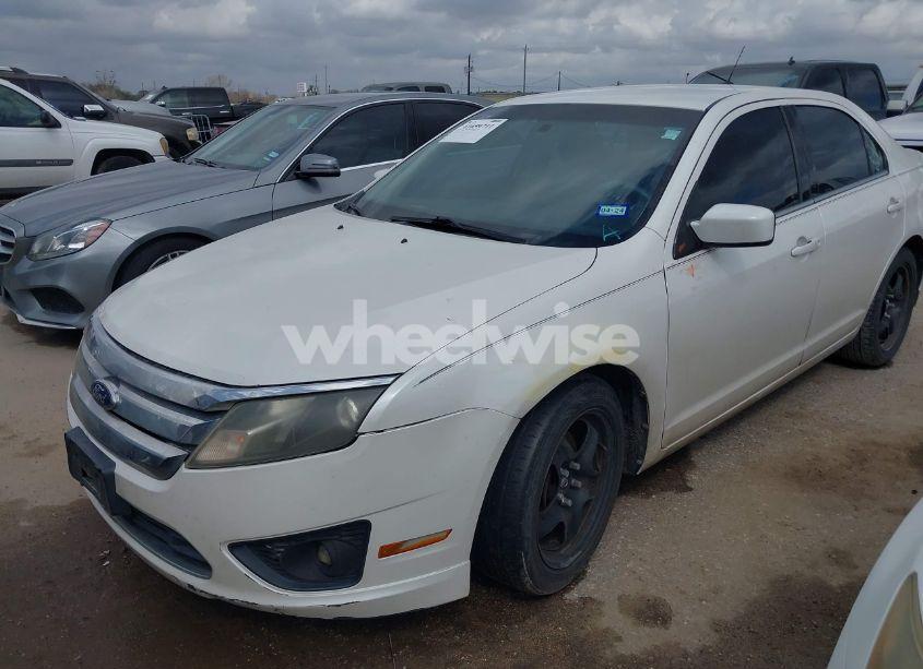 Photo 2 of 2010 Ford Fusion SE (VIN 3FAHP0HA0AR166568)