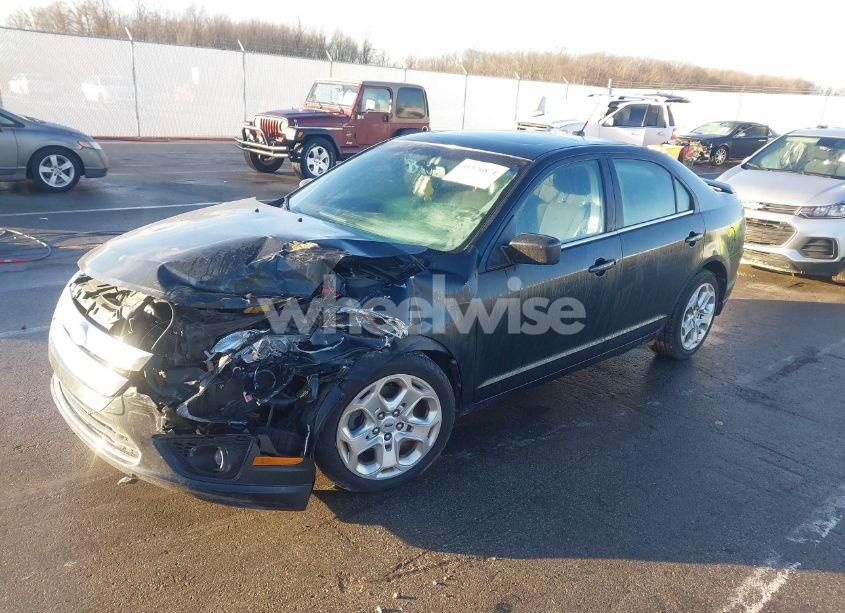 Photo 2 of 2010 Ford Fusion SE (VIN 3FAHP0HA0AR243939)