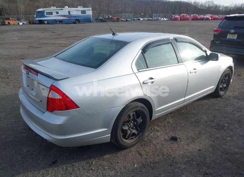 Photo 4 of 2011 Ford Fusion SE (VIN 3FAHP0HA0BR124760)