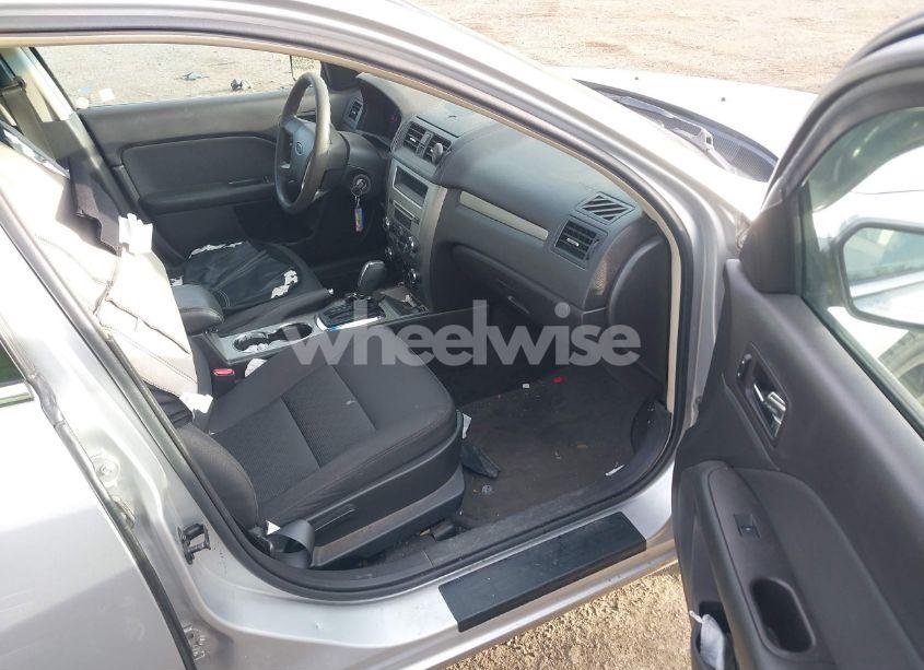 Photo 5 of 2011 Ford Fusion SE (VIN 3FAHP0HA0BR124760)