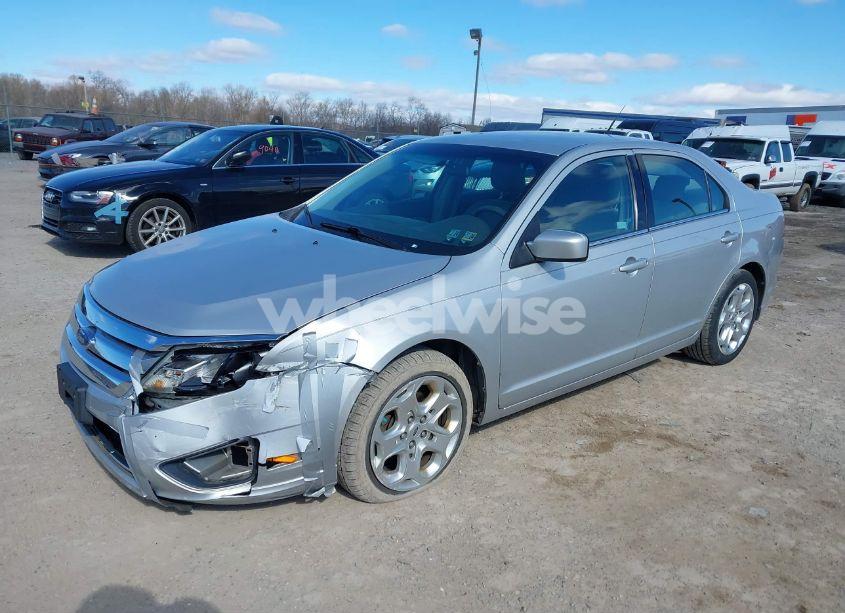 Photo 2 of 2010 Ford Fusion SE (VIN 3FAHP0HA1AR157880)