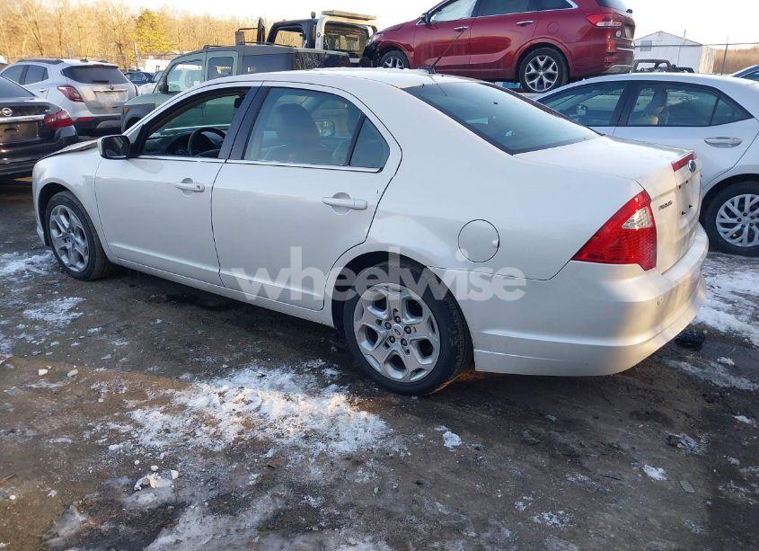 Photo 3 of 2010 Ford Fusion SE (VIN 3FAHP0HA1AR303047)