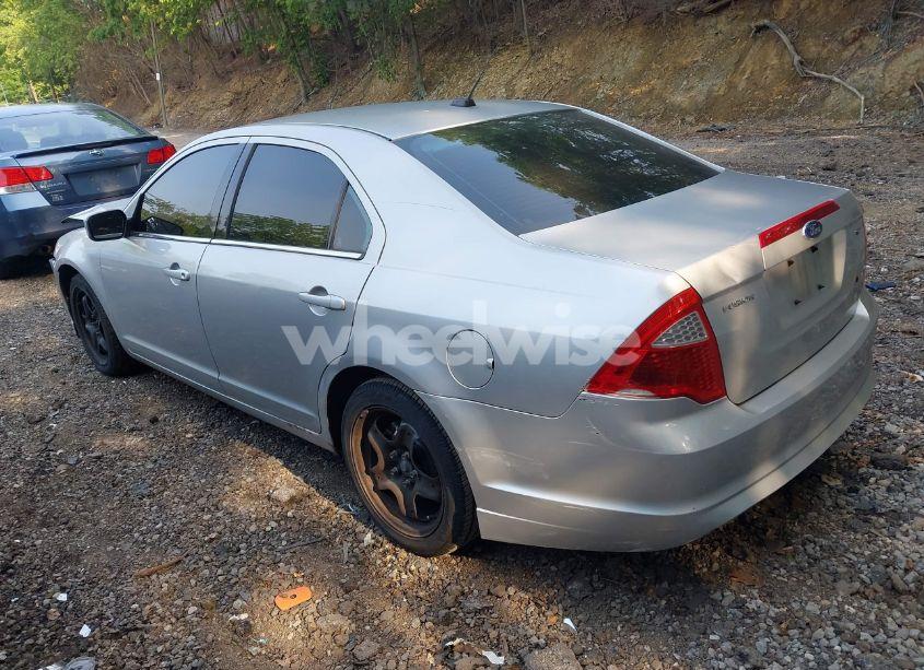 Photo 3 of 2010 Ford Fusion SE (VIN 3FAHP0HA1AR401138)