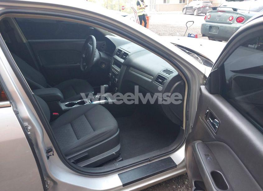 Photo 5 of 2010 Ford Fusion SE (VIN 3FAHP0HA1AR401138)