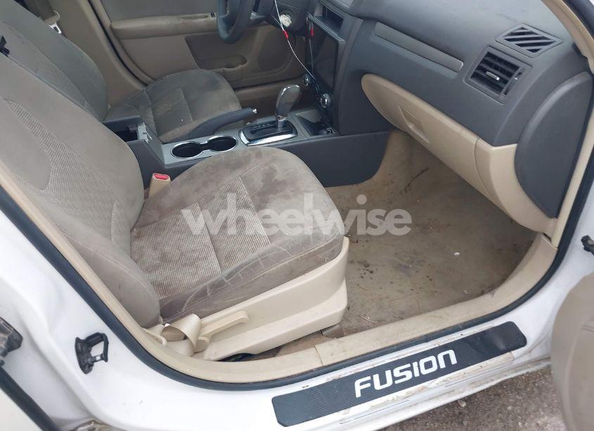 Photo 5 of 2011 Ford Fusion SE (VIN 3FAHP0HA1BR116117)