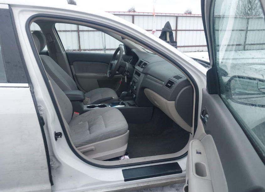 Photo 5 of 2011 Ford Fusion SE (VIN 3FAHP0HA1BR131863)