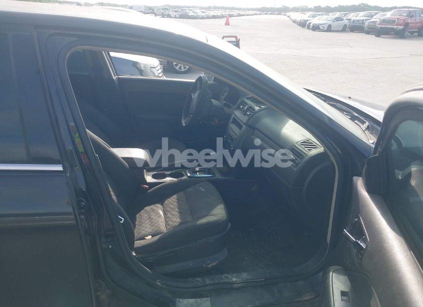 Photo 5 of 2011 Ford Fusion SE (VIN 3FAHP0HA1BR134794)