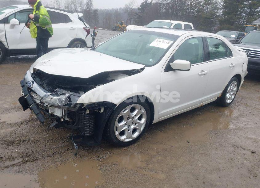 Photo 2 of 2011 Ford Fusion SE (VIN 3FAHP0HA1BR208683)