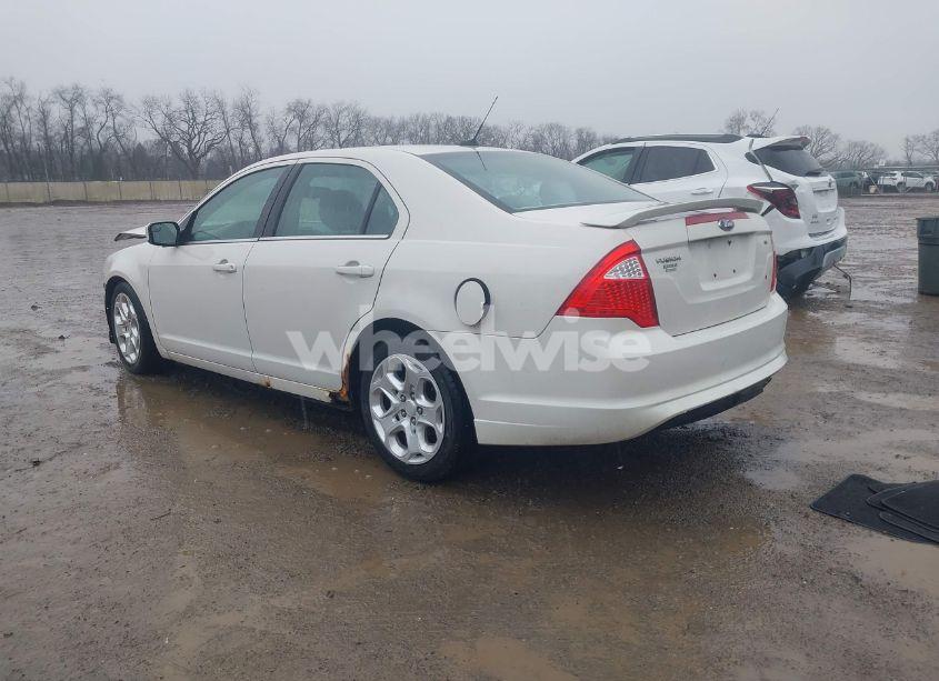 Photo 3 of 2011 Ford Fusion SE (VIN 3FAHP0HA1BR208683)