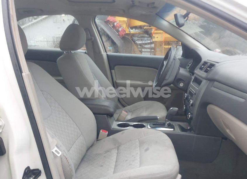 Photo 5 of 2011 Ford Fusion SE (VIN 3FAHP0HA1BR208683)