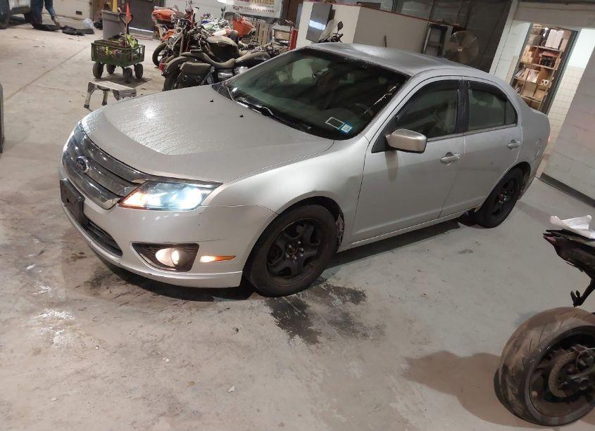 Photo 2 of 2011 Ford Fusion SE (VIN 3FAHP0HA1BR216430)