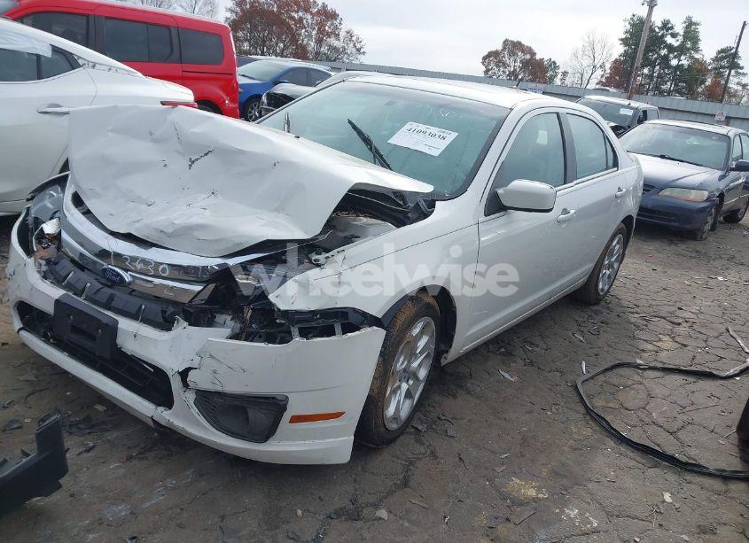 Photo 2 of 2011 Ford Fusion SE (VIN 3FAHP0HA1BR232630)