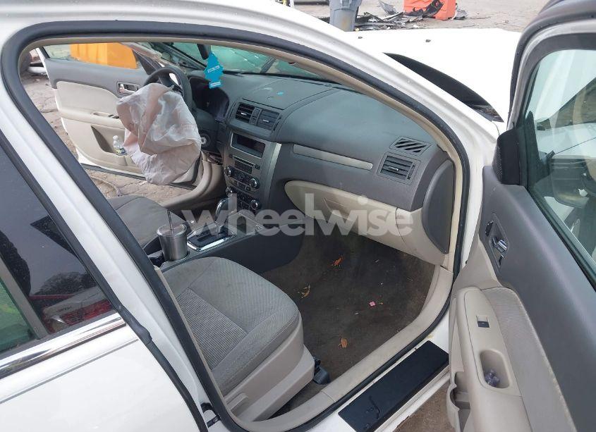 Photo 5 of 2011 Ford Fusion SE (VIN 3FAHP0HA1BR232630)