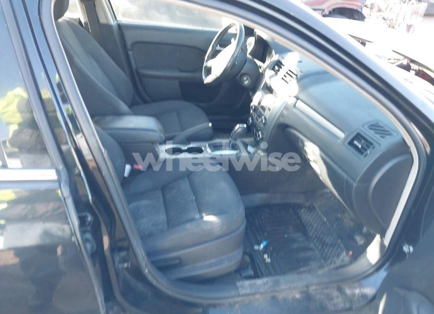 Photo 5 of 2010 Ford Fusion SE (VIN 3FAHP0HA2AR107909)