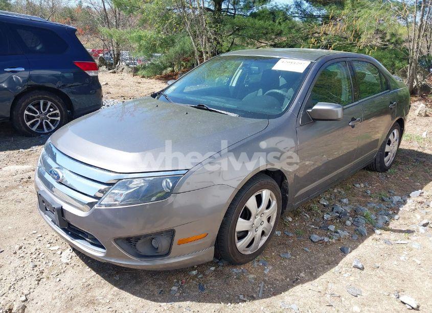 Photo 2 of 2010 Ford Fusion SE (VIN 3FAHP0HA2AR399383)