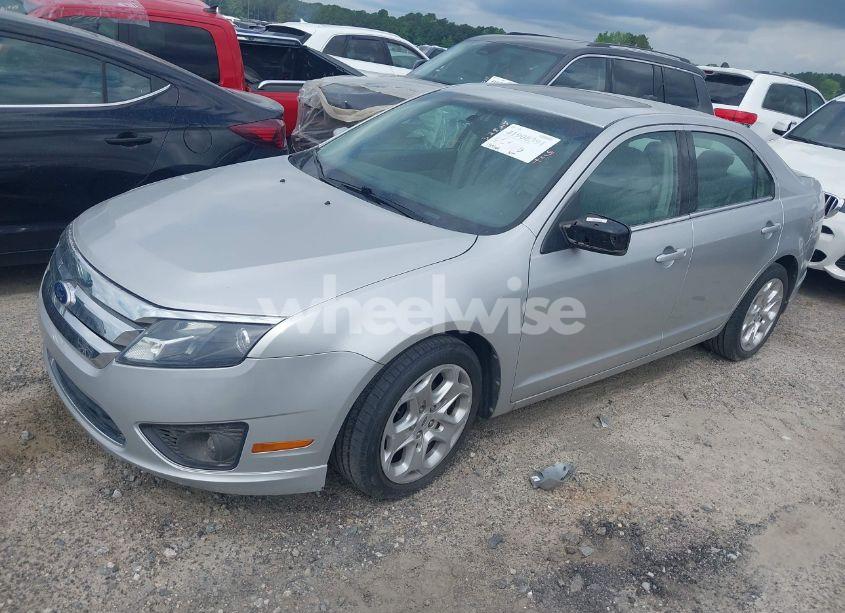 Photo 2 of 2010 Ford Fusion SE (VIN 3FAHP0HA2AR403495)