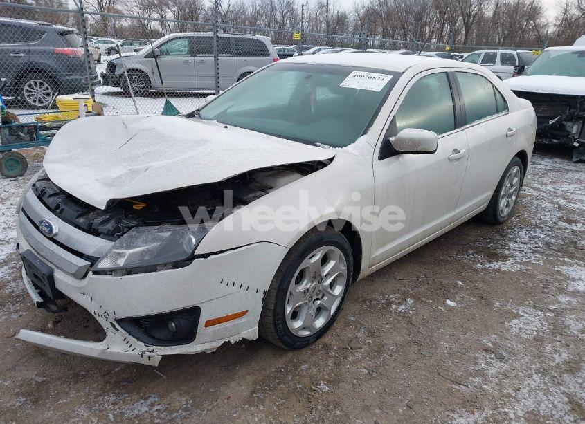 Photo 2 of 2011 Ford Fusion SE (VIN 3FAHP0HA2BR122525)