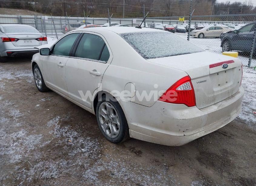 Photo 3 of 2011 Ford Fusion SE (VIN 3FAHP0HA2BR122525)