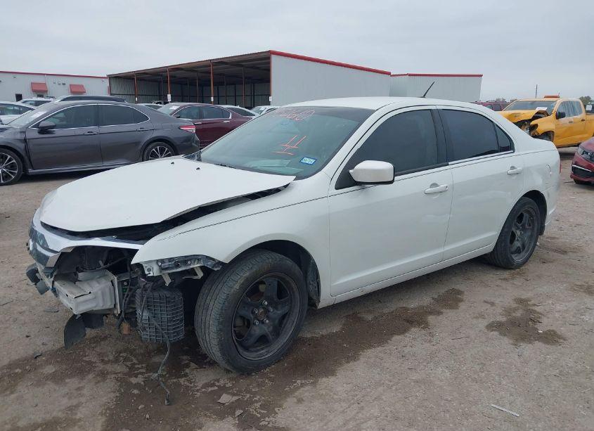 Photo 2 of 2011 Ford Fusion SE (VIN 3FAHP0HA2BR159333)