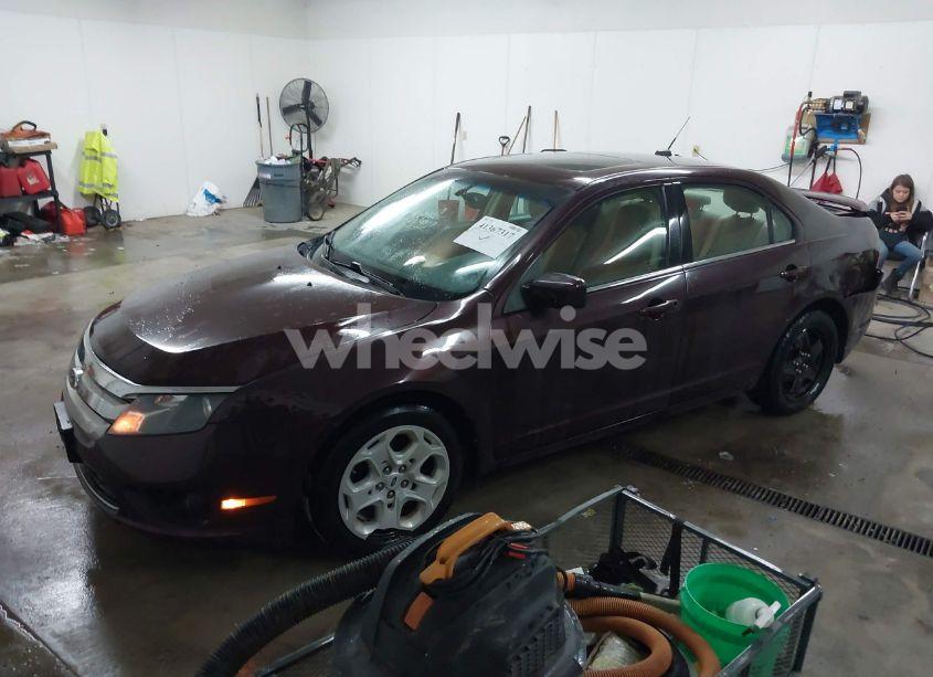 Photo 2 of 2011 Ford Fusion SE (VIN 3FAHP0HA2BR165052)