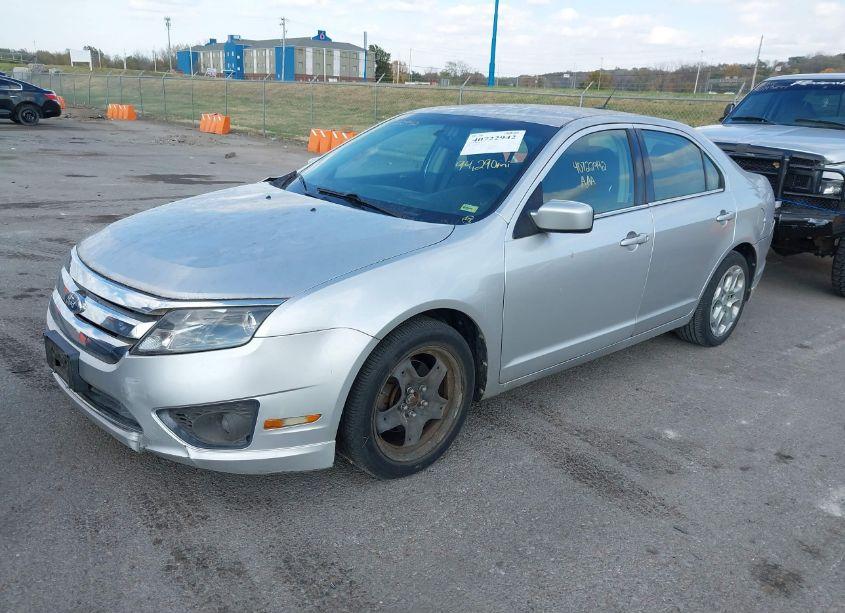 Photo 2 of 2011 Ford Fusion SE (VIN 3FAHP0HA2BR167254)