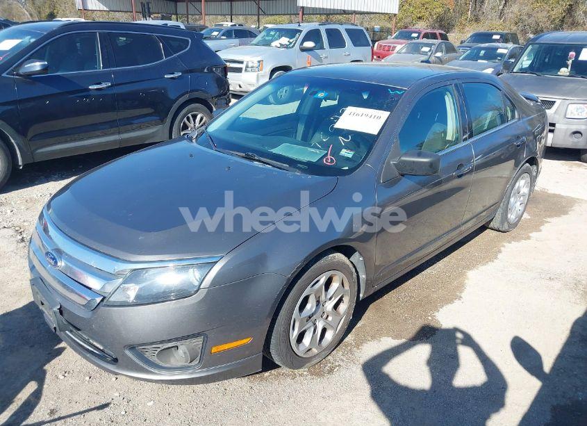 Photo 2 of 2011 Ford Fusion SE (VIN 3FAHP0HA2BR176049)