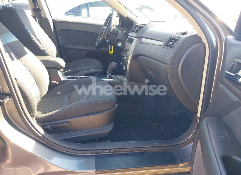 Photo 5 of 2011 Ford Fusion SE (VIN 3FAHP0HA2BR176049)