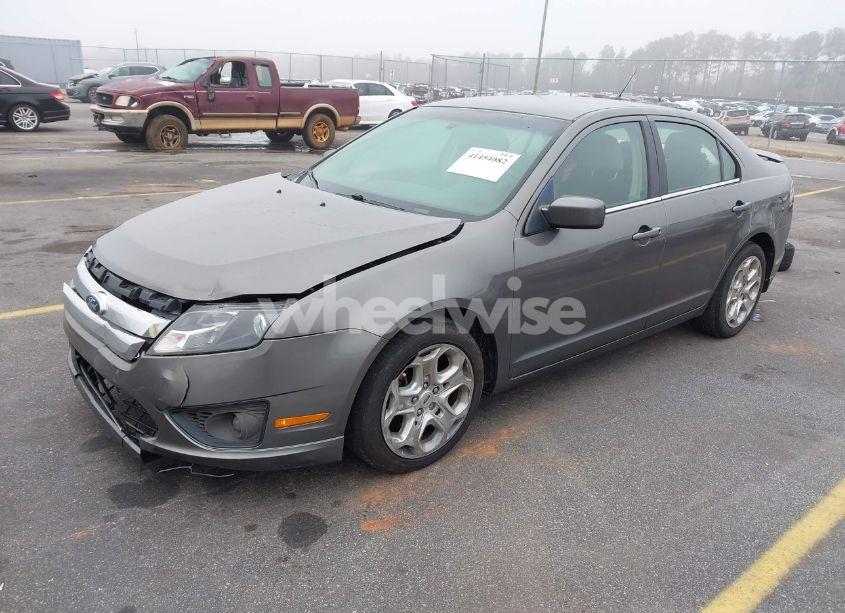 Photo 2 of 2011 Ford Fusion SE (VIN 3FAHP0HA2BR182661)