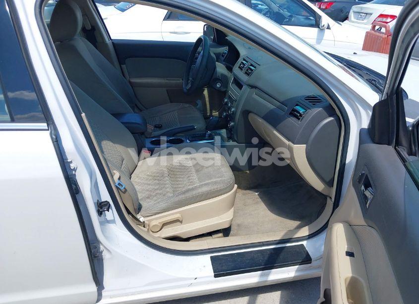 Photo 5 of 2011 Ford Fusion SE (VIN 3FAHP0HA2BR286485)