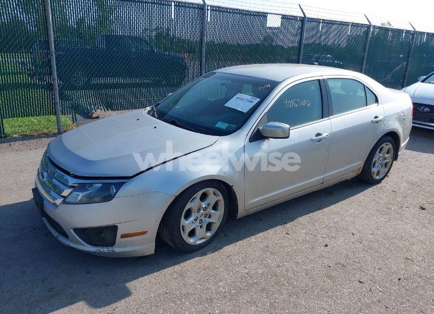 Photo 2 of 2011 Ford Fusion SE (VIN 3FAHP0HA2BR300305)