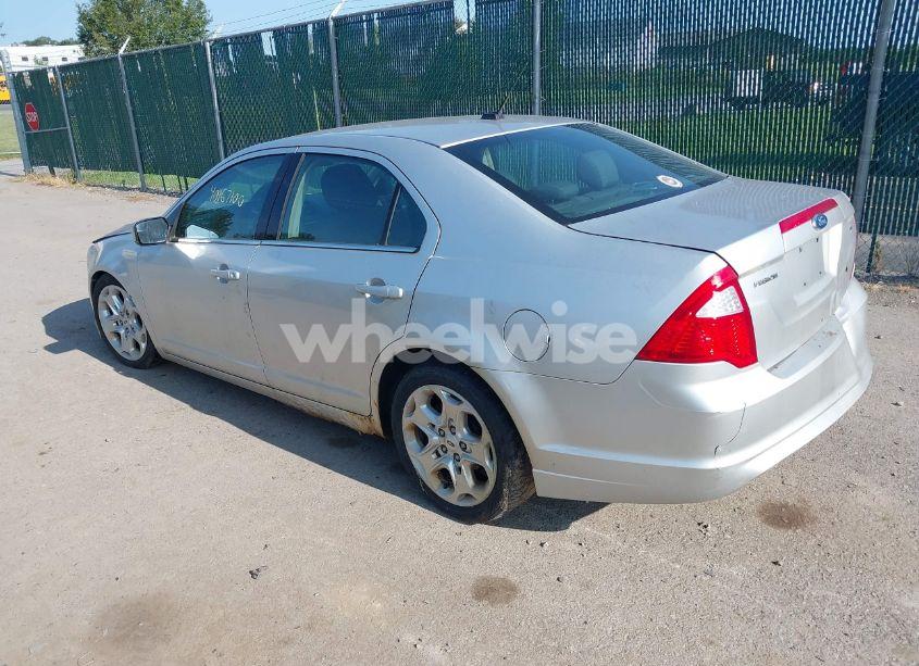 Photo 3 of 2011 Ford Fusion SE (VIN 3FAHP0HA2BR300305)