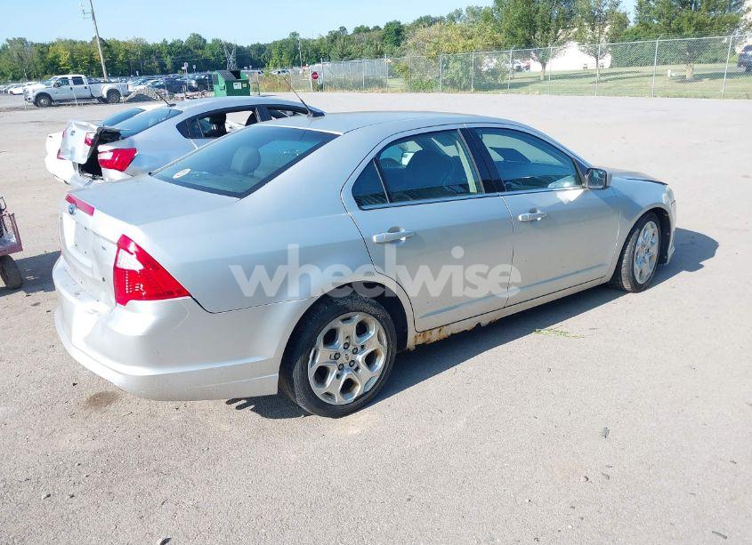 Photo 4 of 2011 Ford Fusion SE (VIN 3FAHP0HA2BR300305)