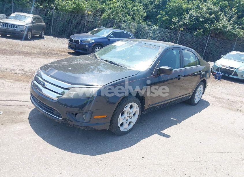 Photo 2 of 2011 Ford Fusion SE (VIN 3FAHP0HA2BR320845)