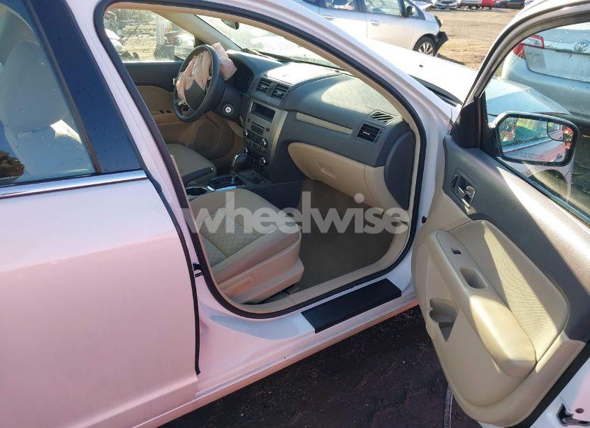 Photo 5 of 2011 Ford Fusion SE (VIN 3FAHP0HA2BR339878)