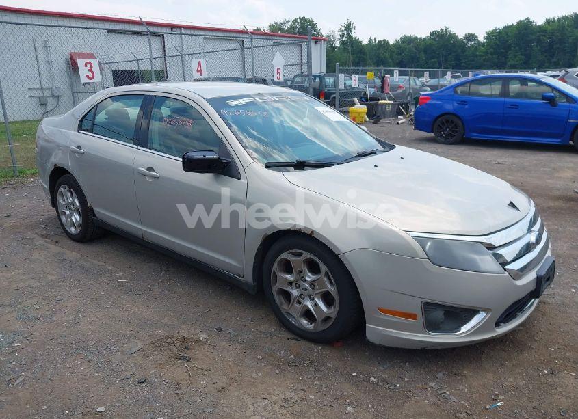 2010 Ford Fusion SE (VIN 3FAHP0HA3AR141275) main photo